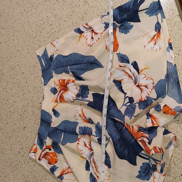 Off Shoulder Tropical Top & Wrap Hem Shorts, size S - Picture 15 of 17
